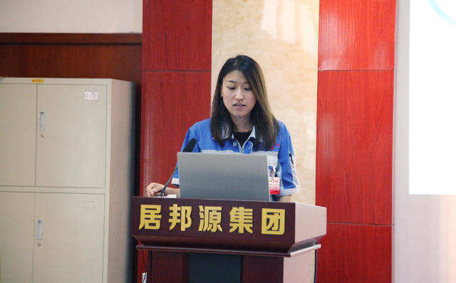 營銷部總監盧玉麗對公司上半年工作進行總結分析經驗教訓、對下半年落實發展戰略的具體目標進行匯總。