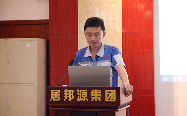 生產部部長韓輝對公司5S管理標準、組織架構以及班組PK成果的展示進行工作匯報。