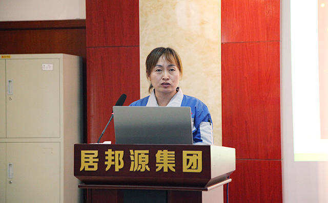 人資部部長雷廣妮對公司積分制工作匯報。