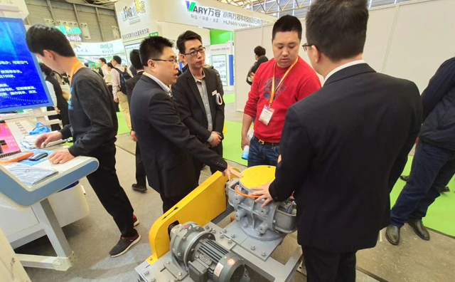 豐源機械銷售經(jīng)理正在為客戶講解羅茨鼓風機的加工工藝及羅茨鼓風機各產品類型。