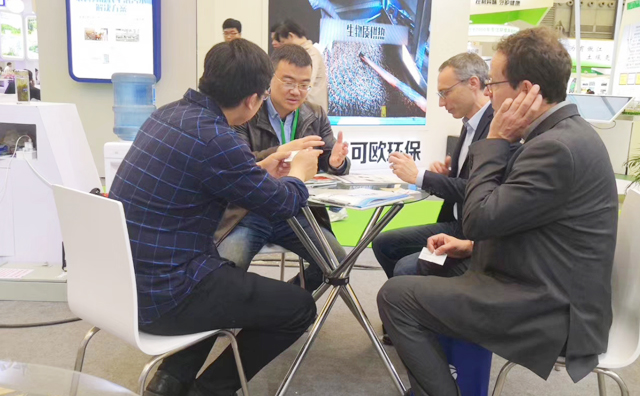 豐源機械潘榮常總經(jīng)理、銷售經(jīng)理正在為客戶講解各行各業(yè)對羅茨鼓風機的肯定以及未來羅茨鼓風機行業(yè)的美好發(fā)展遠景。