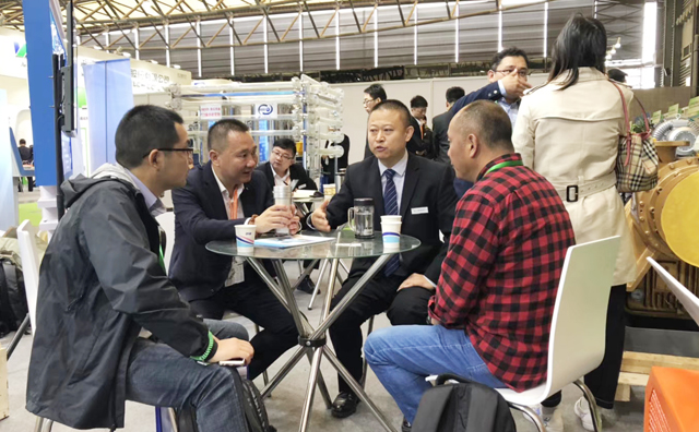 豐源機械潘榮常總經(jīng)理、銷售經(jīng)理正在為客戶講解各行各業(yè)對羅茨鼓風機的肯定以及未來羅茨鼓風機行業(yè)的美好發(fā)展遠景。