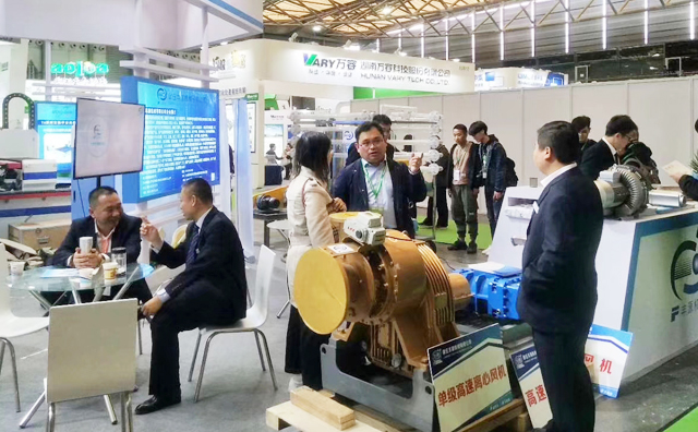 豐源機械潘榮常總經(jīng)理、銷售經(jīng)理正在為客戶講解各行各業(yè)對羅茨鼓風機的肯定以及未來羅茨鼓風機行業(yè)的美好發(fā)展遠景。