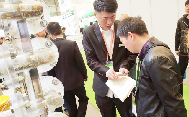 展會公司將氣力輸送新產品帶入廣大視野，獲得現(xiàn)場眾多參展觀眾的圍觀探討。