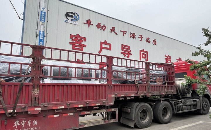 負責發貨的同事核實好產品名稱、規格和數量，進行了嚴格把關，與貨運公司核對好物流信息。大家通力協作，有條不絮地將風機穩穩地裝在大貨車上，確保運輸過程中貨物穩定安全。