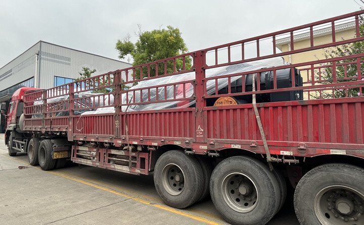 負責發貨的同事核實好產品名稱、規格和數量，進行了嚴格把關，與貨運公司核對好物流信息。大家通力協作，有條不絮地將風機穩穩地裝在大貨車上，確保運輸過程中貨物穩定安全。