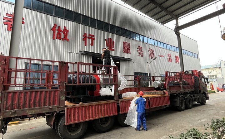 負責發貨的同事核實好產品名稱、規格和數量，進行了嚴格把關，與貨運公司核對好物流信息。大家通力協作，有條不絮地將風機穩穩地裝在大貨車上，確保運輸過程中貨物穩定安全。