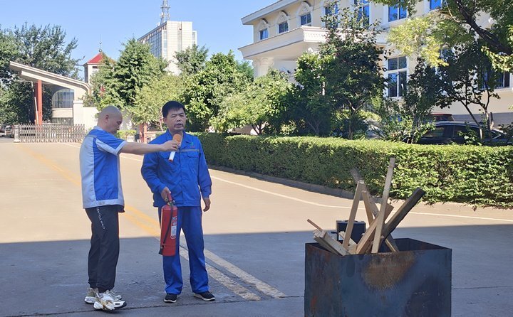 首先消防安全員對消防器材如何使用進(jìn)行細(xì)致講解，并現(xiàn)場演示。