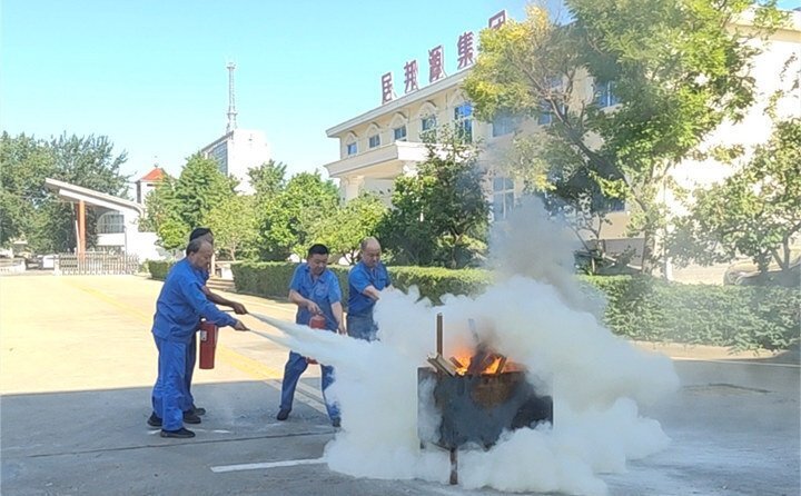 以“一提、二拔、三握、四壓”的基本步驟演示使用流程，并由演練人員進(jìn)行了操作實踐。