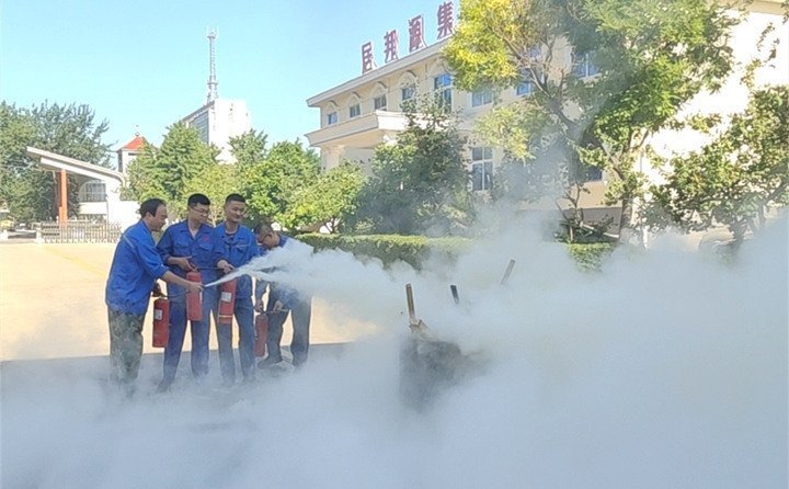 以“一提、二拔、三握、四壓”的基本步驟演示使用流程，并由演練人員進(jìn)行了操作實踐。