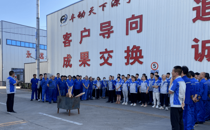 6月30日上午，章丘豐源機械有限公司組織開展了一次全面的衛(wèi)生大掃除綠化活動。